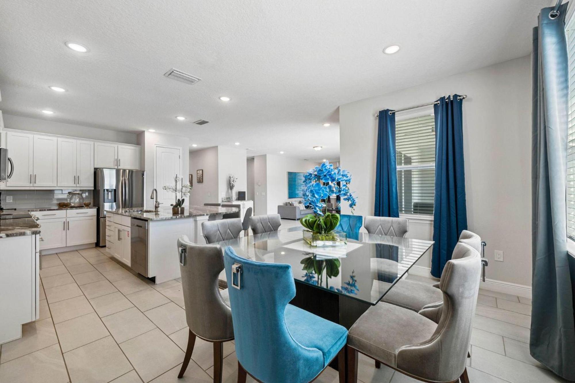 Ec485- The Quaint Abode- Man * Orlando