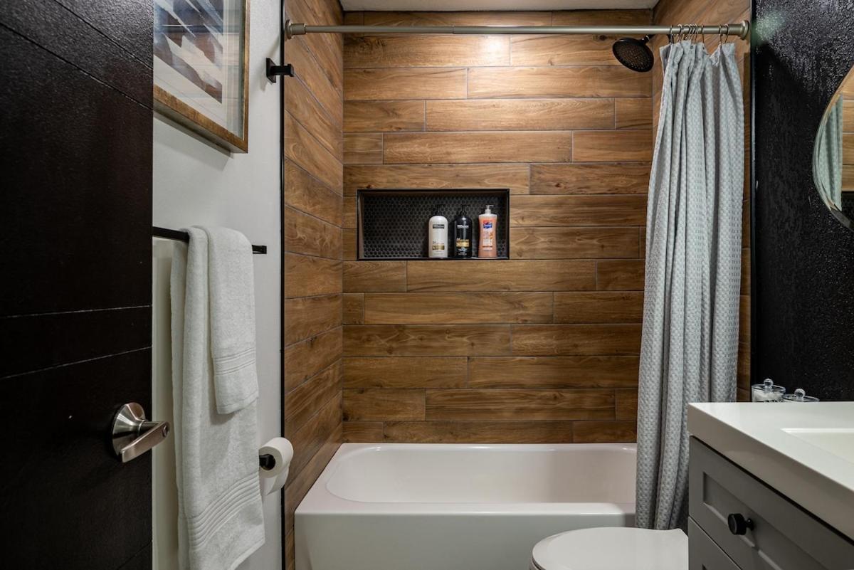 Modern 2br Downtown With King Bed, Long Stays, Wifi, Netflix *