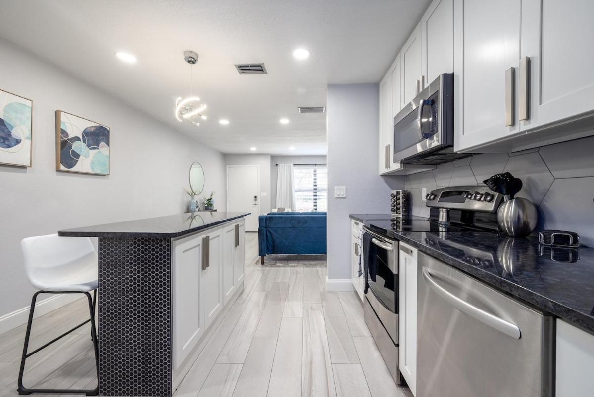 Modern 2br Downtown With King Bed, Long Stays, Wifi, Netflix *
