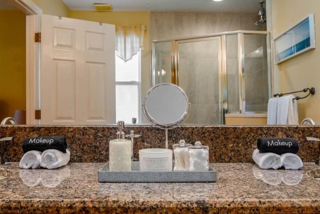561) Large 3 Bedroom With King Bed *