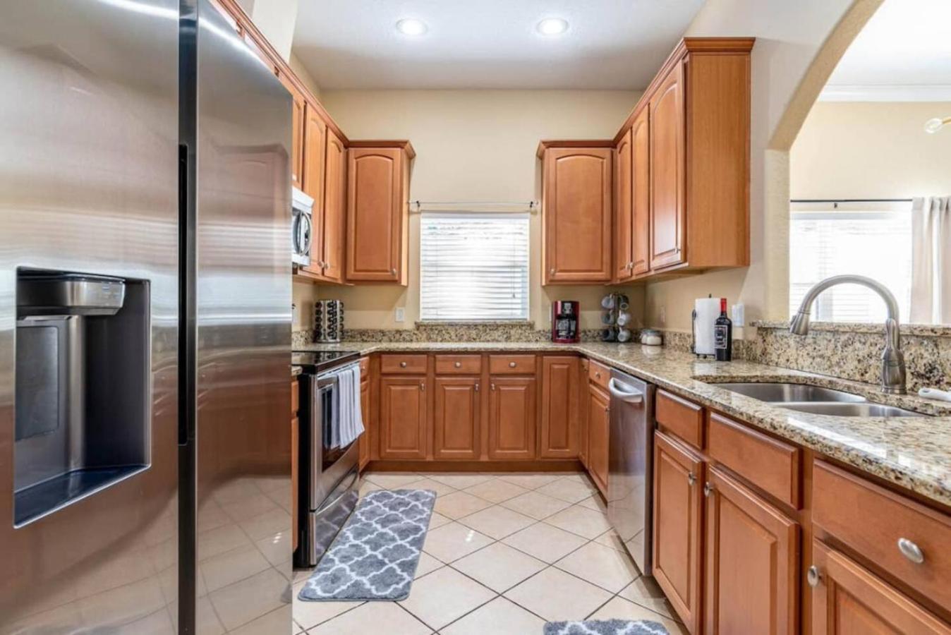 561) Large 3 Bedroom With King Bed *