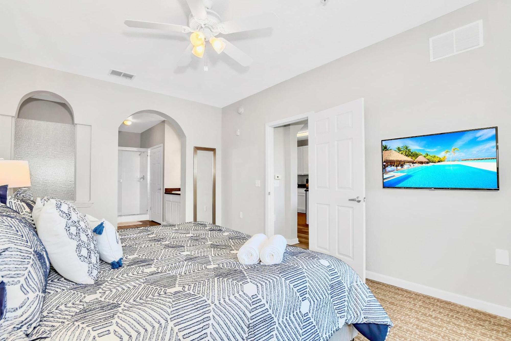 Holiday home Upscale 3br Near - Pool And Hot Tub!