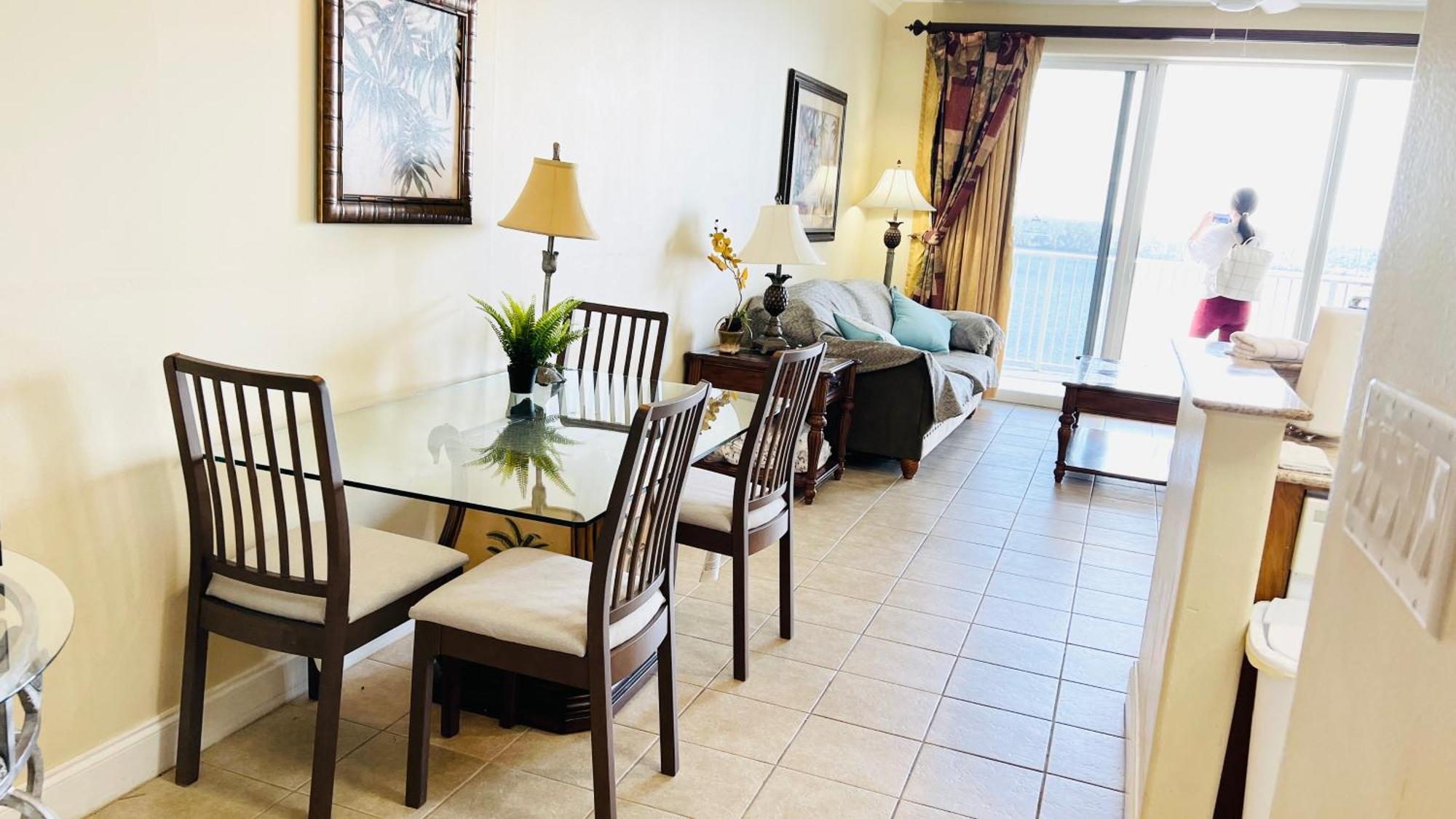 1 Mile Rare Lakeview Blue Heron Apartment *