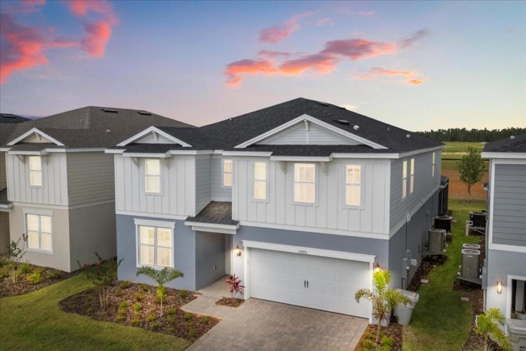 10 Bedrooms - 8 Bathrooms - Windsor Cay 15973cc Holiday home