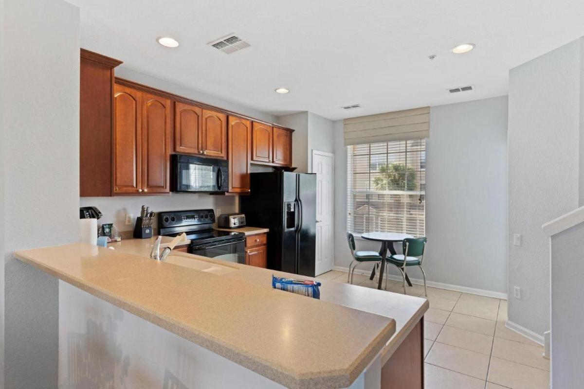 5026 Spacious 3-bedroom 3.5-bathroom Townhome 13 *