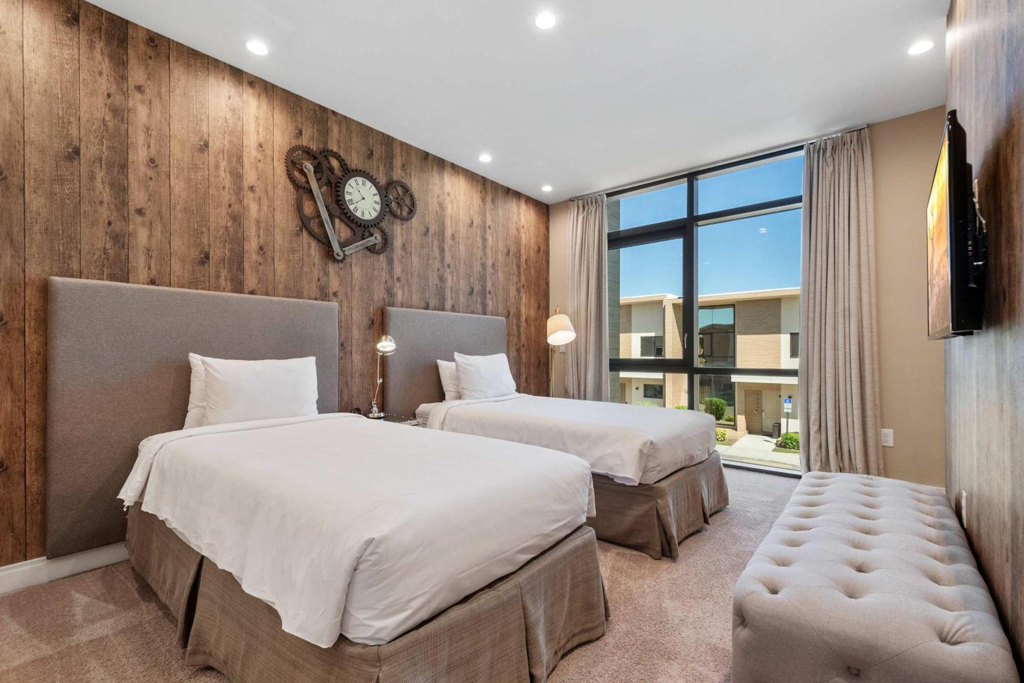 Chic | Stunning Patio, Amenities & Minutes From Parks Holiday home *