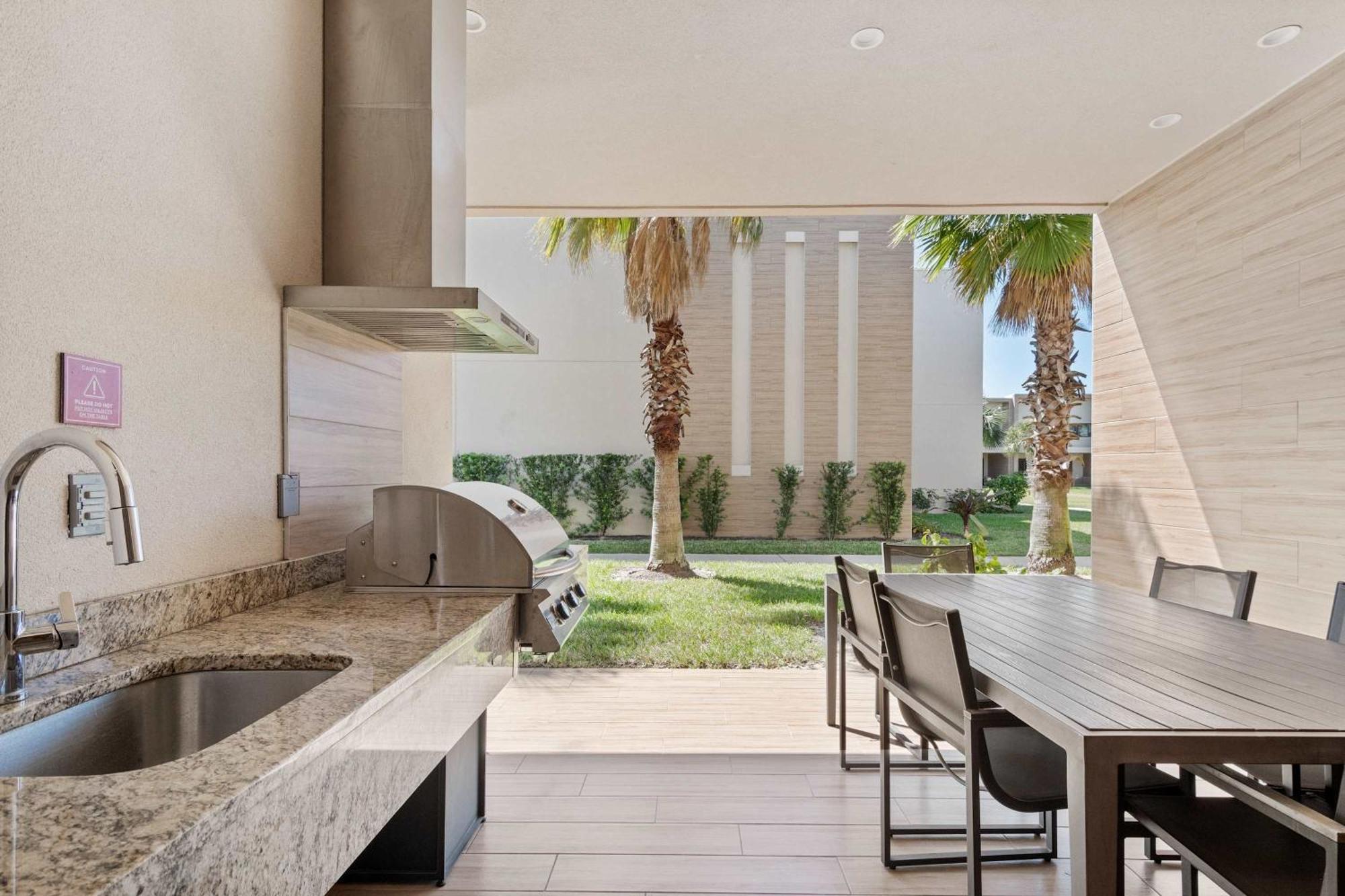 Chic | Stunning Patio, Amenities & Minutes From Parks Holiday home *