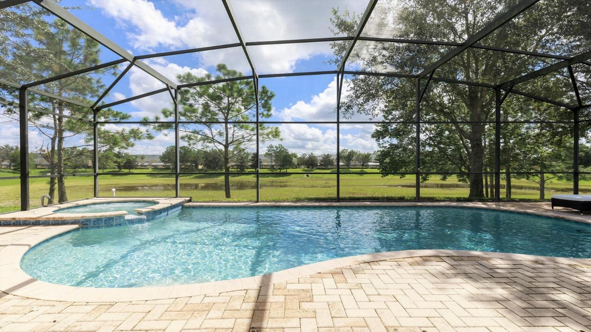 Striking 5br Private Pool/spa Holiday home