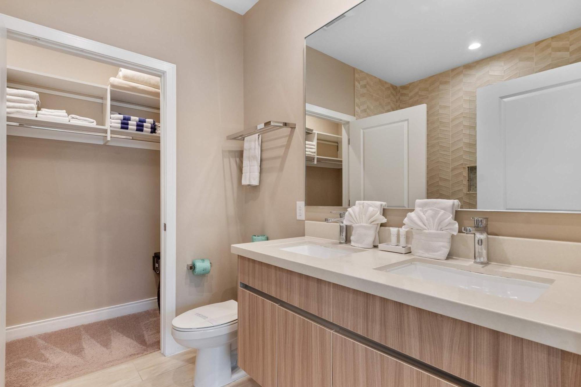 Holiday home Chic | Stunning Patio, Amenities & Minutes From Parks