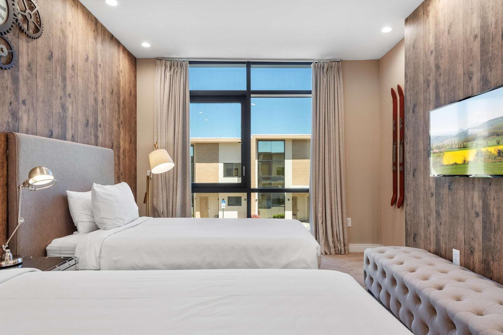 Holiday home Chic | Stunning Patio, Amenities & Minutes From Parks Orlando