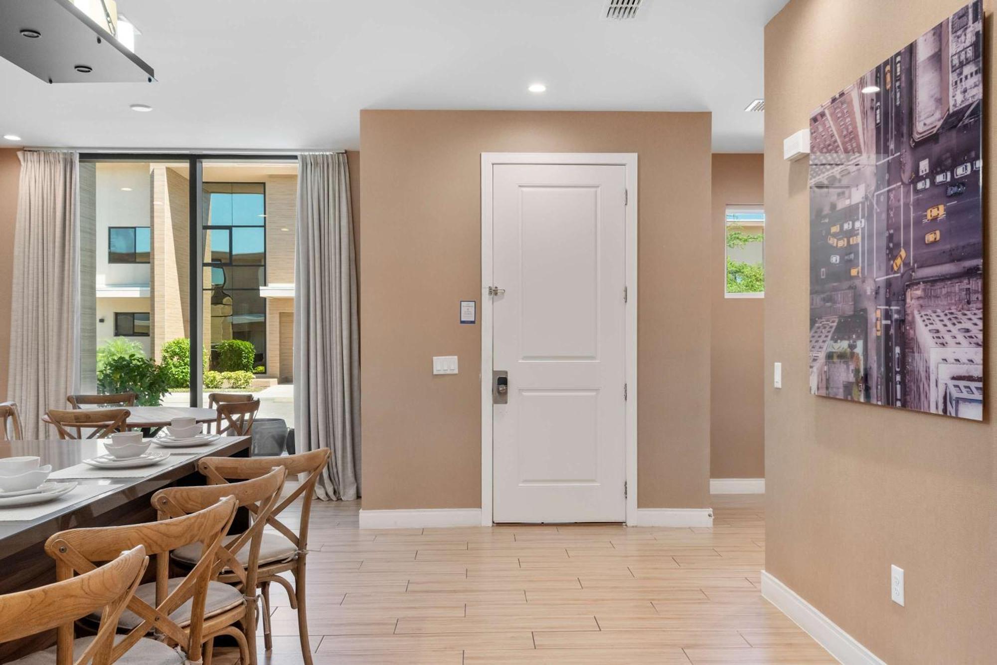 Chic | Stunning Patio, Amenities & Minutes From Parks Orlando