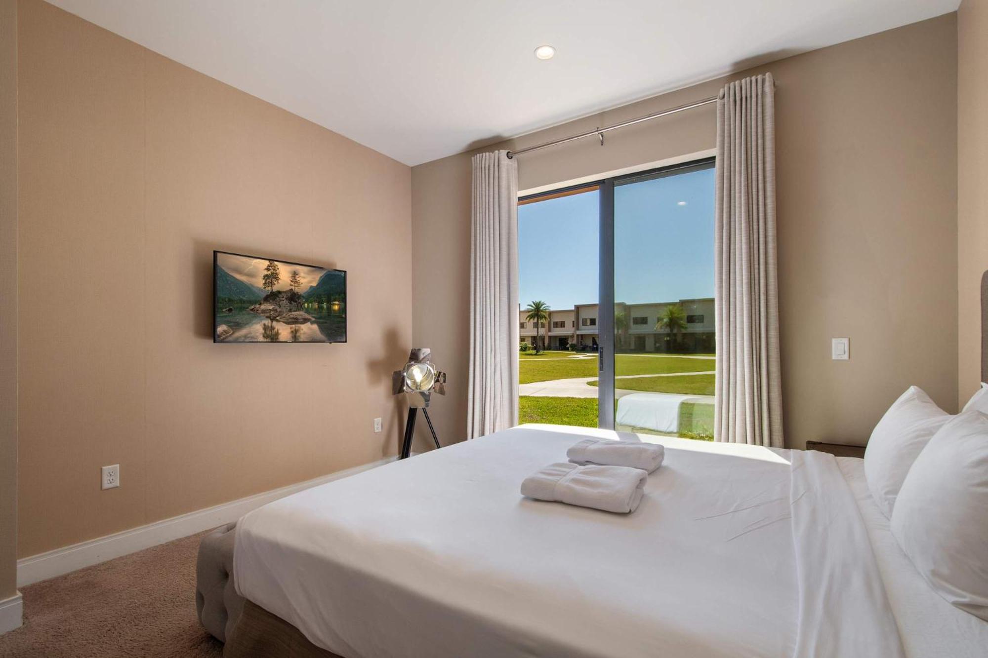 Luxurious Getaway | Chic Villa, Stunning Patio & Exclusive Perks! Orlando