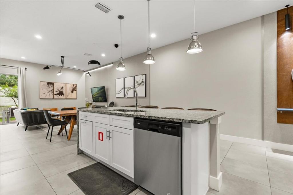 4 Bedrooms-4,5 Bathrooms-summerville 2652ss Holiday home Orlando