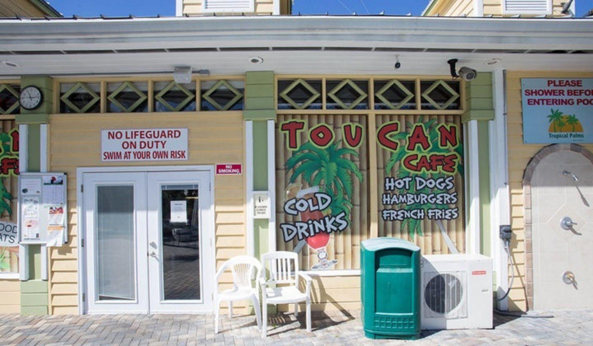 Lodge Tropical Palms & *