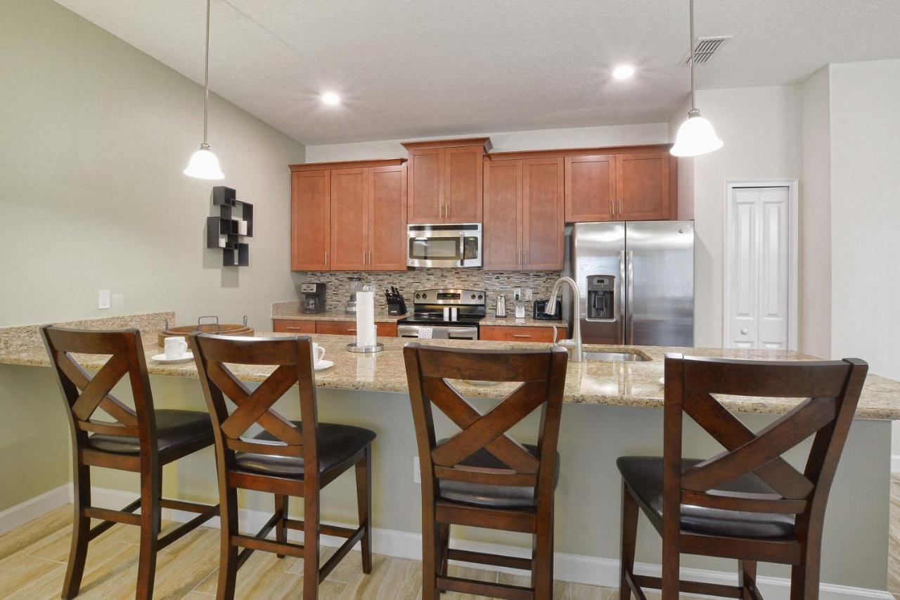 Storey Lake- 4 Bedroom Townhome W/spashpool-1619st