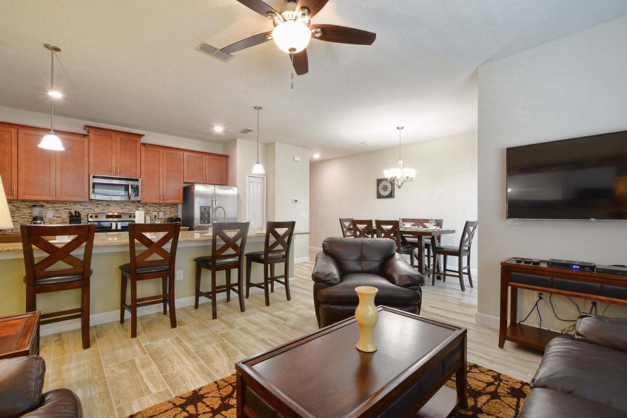 Storey Lake- 4 Bedroom Townhome W/spashpool-1619st Holiday home