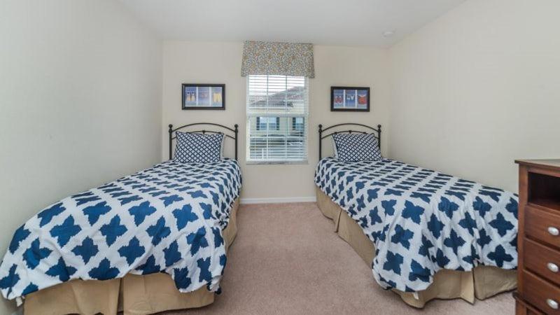 Beautiful 4 Bedroom 3 Bath Town House In The Fabulous Paradise Palms *