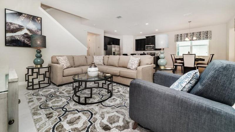 Modern Solara 4 Bedroom Pool *