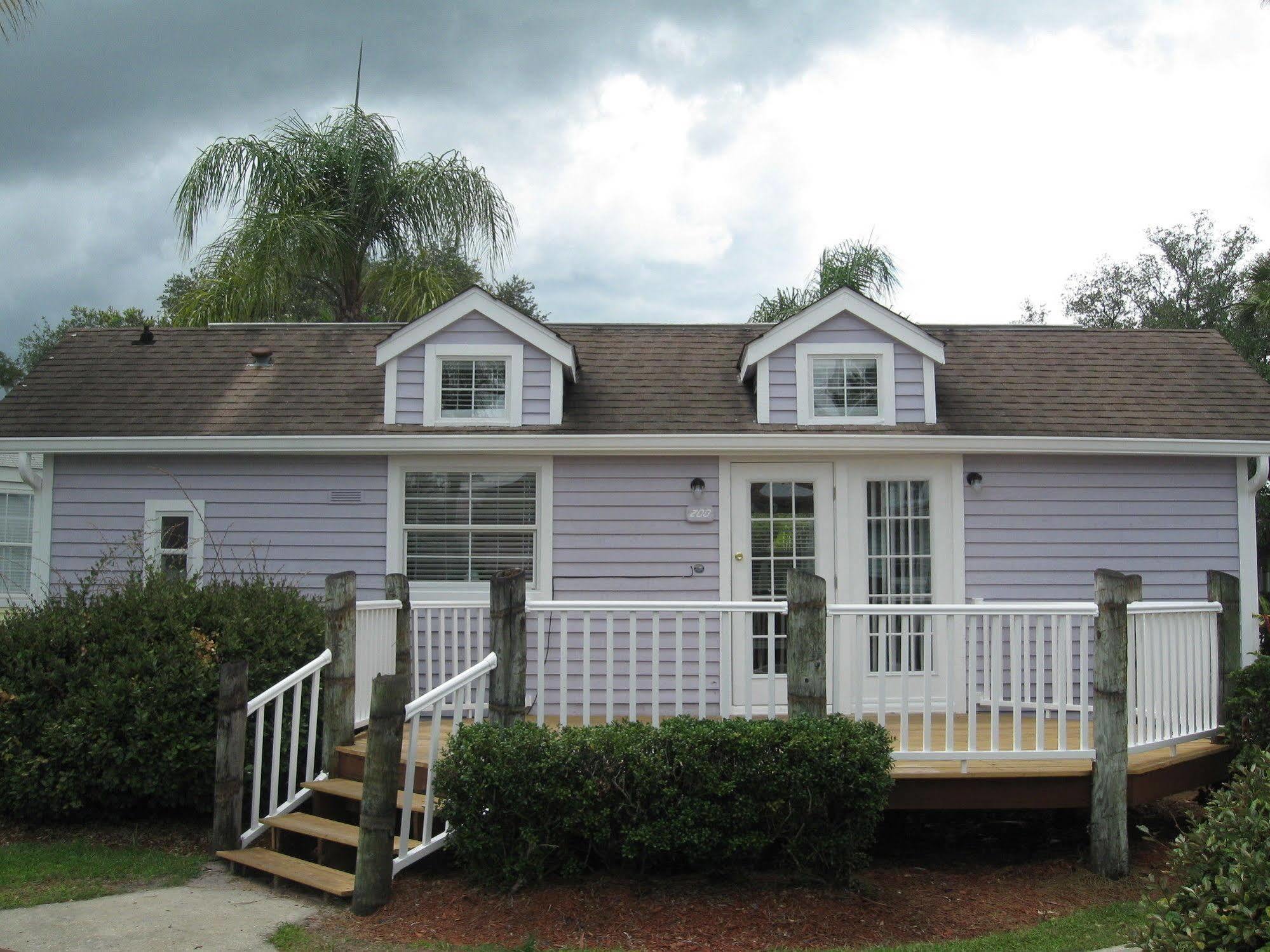 Tropical Palms & Lodge