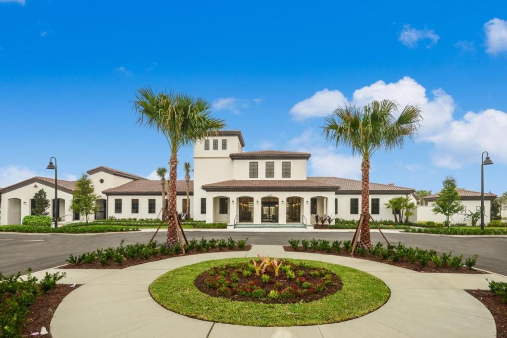 Villa 8 Bedroom Vacation In Windsor At Westside *