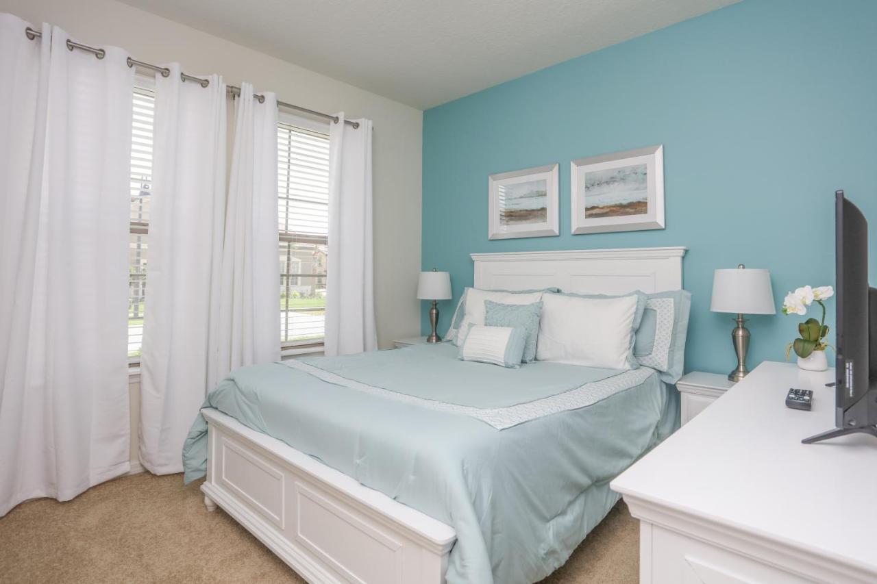 Villa 8 Bedroom Vacation In Windsor At Westside