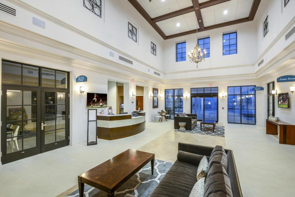 8 Bedroom Vacation In Windsor At Westside Villa