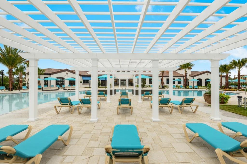 8 Bedroom Vacation In Windsor At Westside