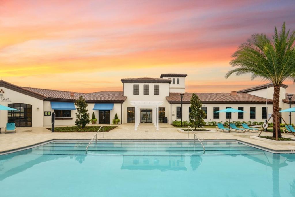 8 Bedroom Vacation In Windsor At Westside Villa