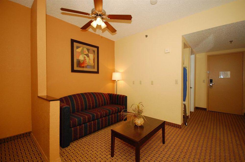 Hotel Western Universal - Newly Renovated! 3*