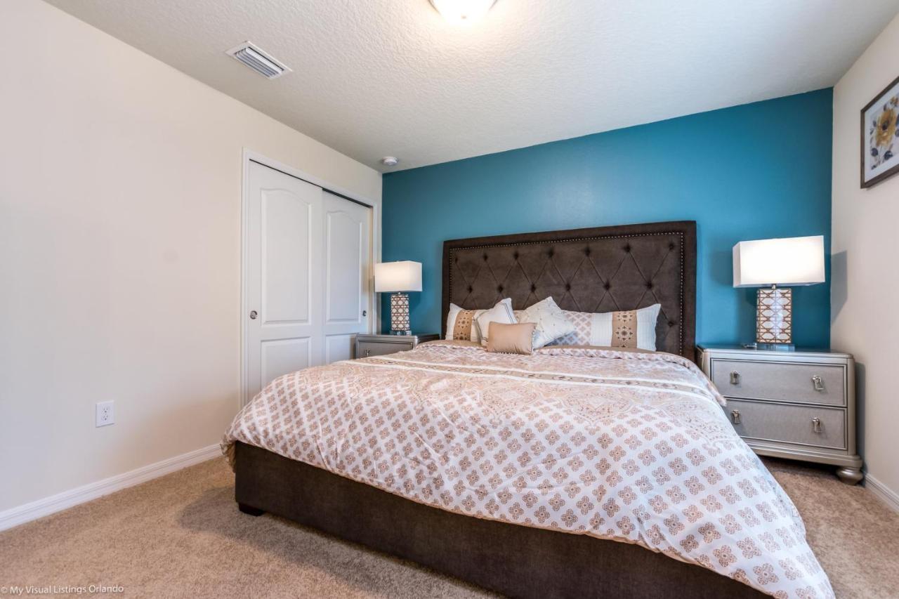 8875 Ultimate 8 Bedroom 6 Bathroom Windsor *