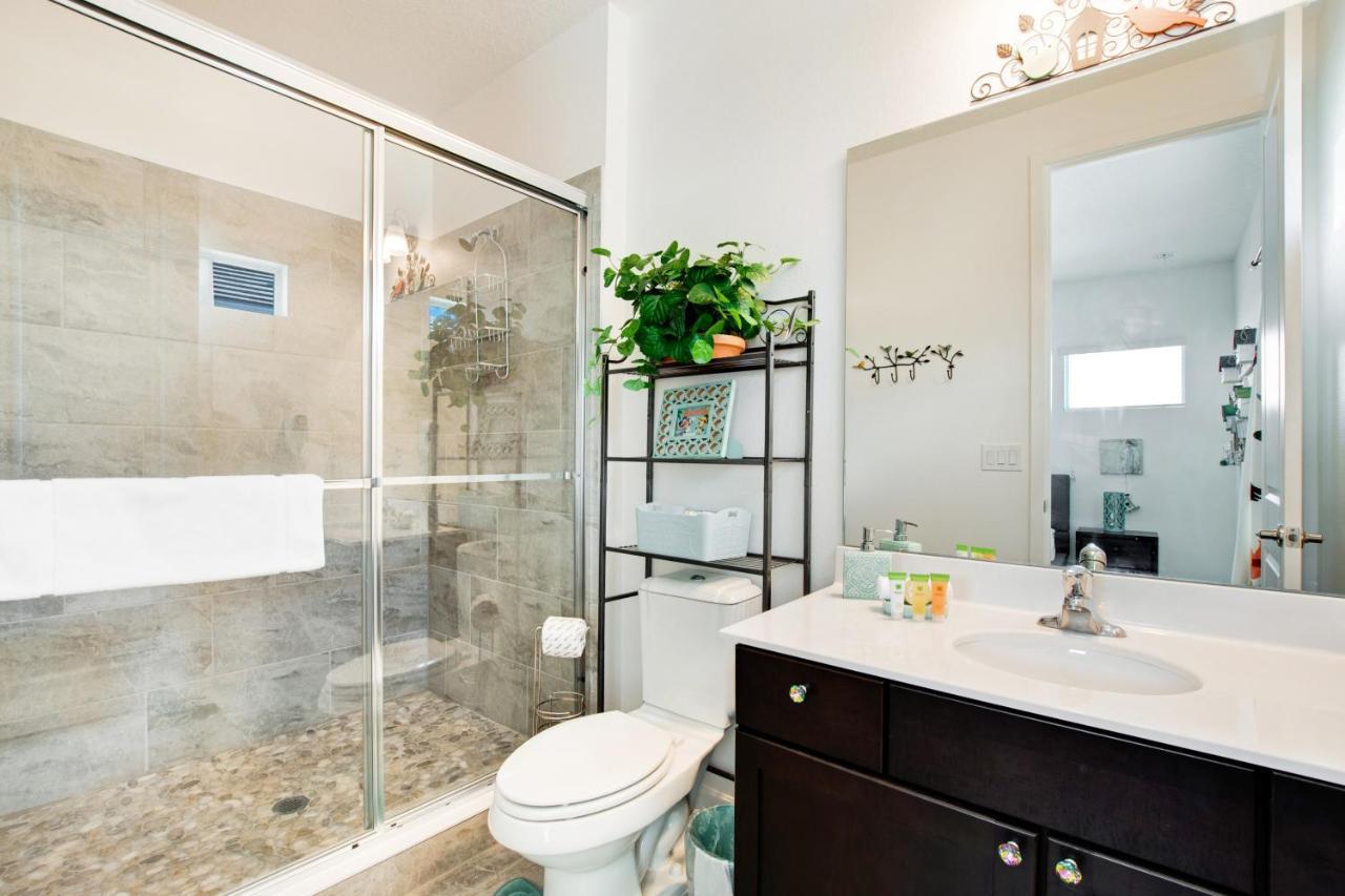 3910 Oakville Avenue *
