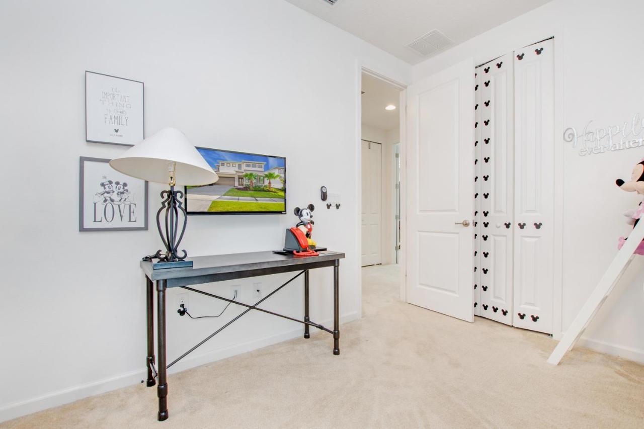 Villa 3910 Oakville Avenue *