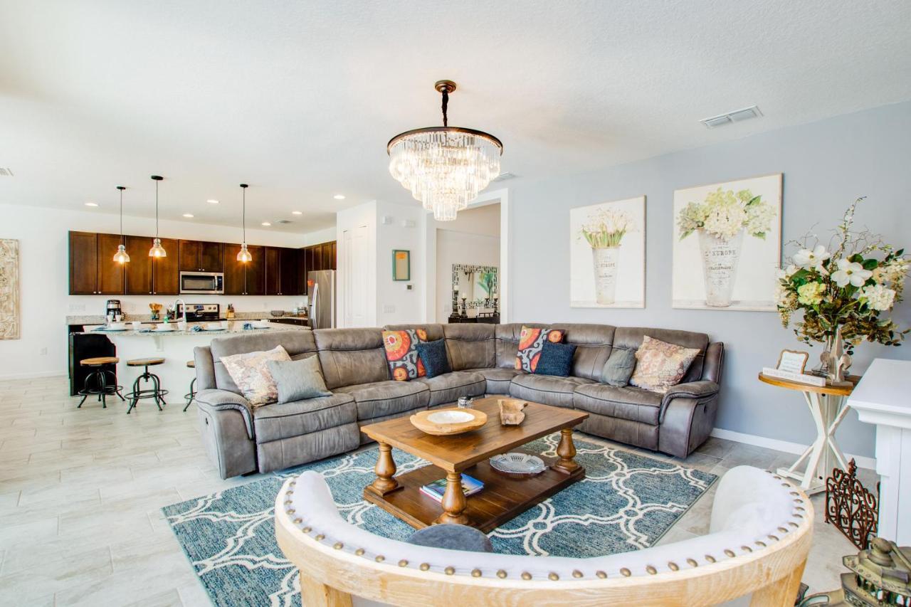 3910 Oakville Avenue Villa