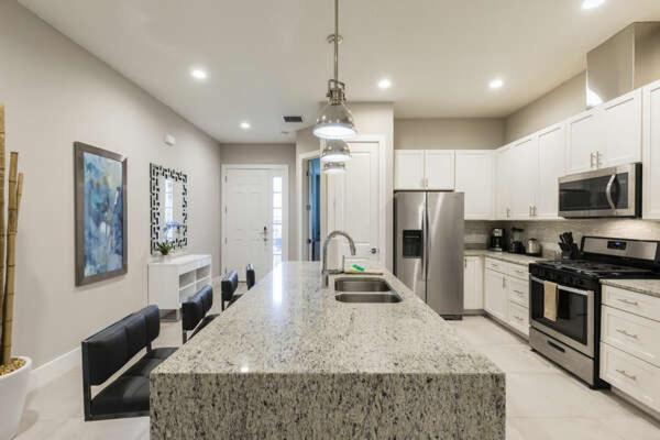 4 Bedroom 4 Ba Hidden Gem 5 Min To 1804ft² Villa