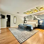 Spacious Lakefront House With Pool, Hottub, & Boating