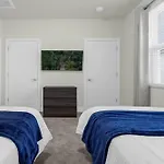 Upstay - Modern Family Townhome With Pool