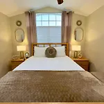 Cozy Private Apartment - Stylish & Spotless