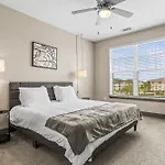 Full Apartment King Bed Retreat Pool & Gym Pet-Friendly Close To Park