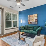 Full Apartment King Bed Retreat Pool & Gym Pet-Friendly Close To Park