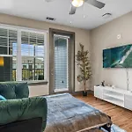 Full Apartment King Bed Retreat Pool & Gym Pet-Friendly Close To Park