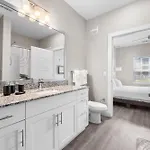 Private Full Pet-Friendly King Condo, Pool, Gym, Near Parks