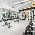 Private Full Pet-Friendly King Condo, Pool, Gym, Near Parks