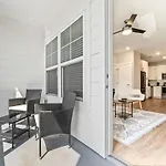 Private Full Pet-Friendly King Condo, Pool, Gym, Near Parks