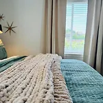 3Br Oasis Dt Orl, Full Kitchen & Fenced Yard!