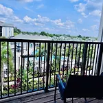 Complete King Apt W Pool View & Gym Pet Friendly Near Parks