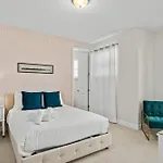 Chic Gateway - 5 Bedroom With Pool And Spa