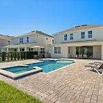 Chic Gateway - 5 Bedroom With Pool And Spa