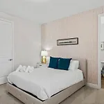 Chic Gateway - 5 Bedroom With Pool And Spa