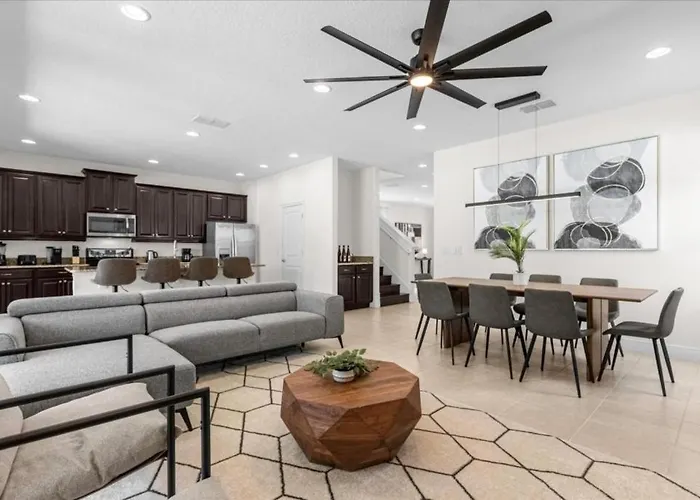 5 Bedrooms- 5 Bathrooms- Encore 7421 Ma
