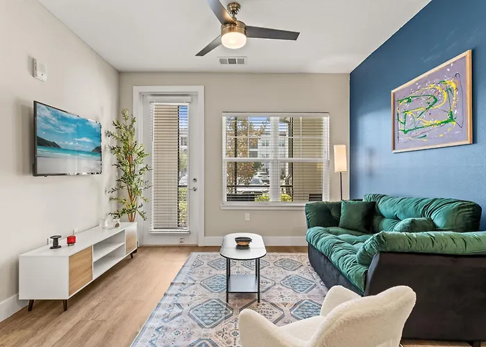 Private Full King Bed Apt, Pool & Gym, Near Parks, Pets Allowed